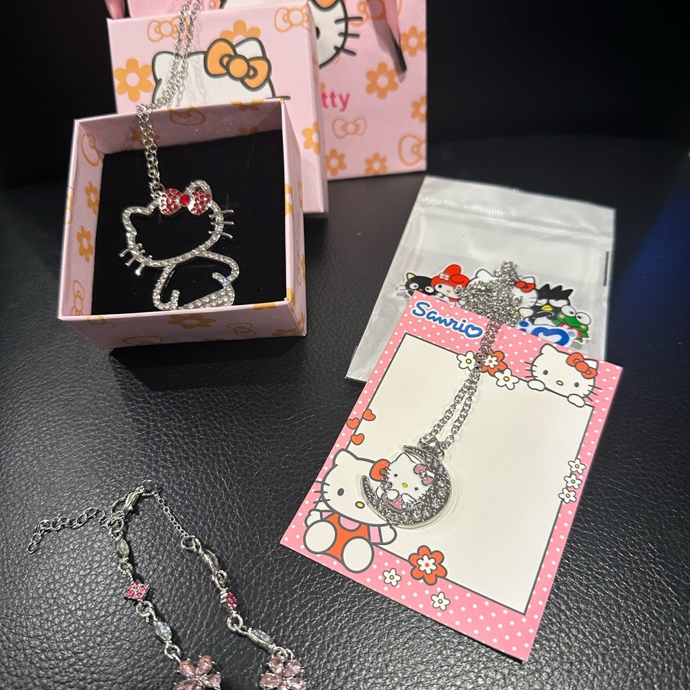 🎁💘2 FOR $15 BUNDLE New with gift box and bag- Hello Kitty necklaces